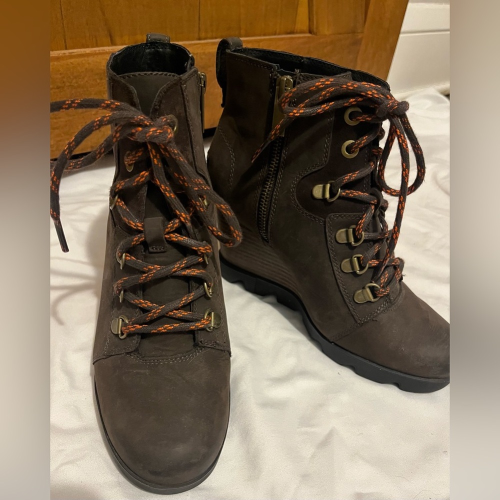 RARE Sorel Joan Uptown black brown lace up wedges. Size 7.5 Perfect condition.
